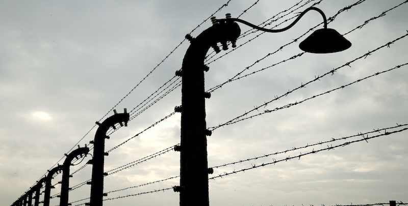 Il recinto di filo spinato del campo di sterminio di Birkenau, in Polonia (Damian Klamka/ZUMA Wire)