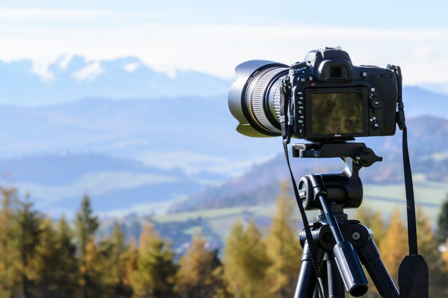 Macchina fotografica e montagne di sfondo