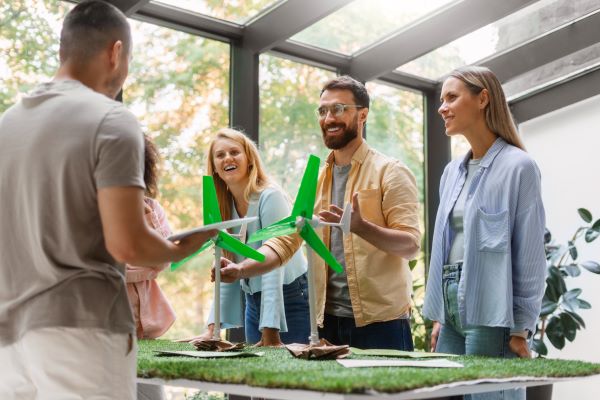 persone lavorano insieme in modo sostenibile