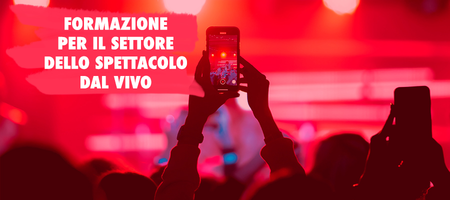 persone che riprendono uno spettacolo, colori sul rosso e rossa, scritta in alto a sinistra "formazione per il settore dello spettacolo dal vivo"