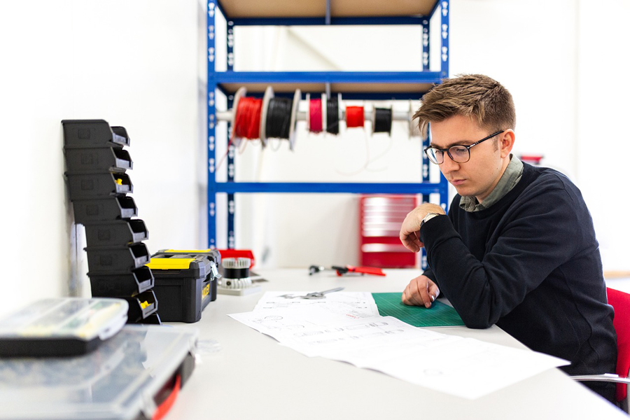 ragazzo che studia e strumenti di lavoro