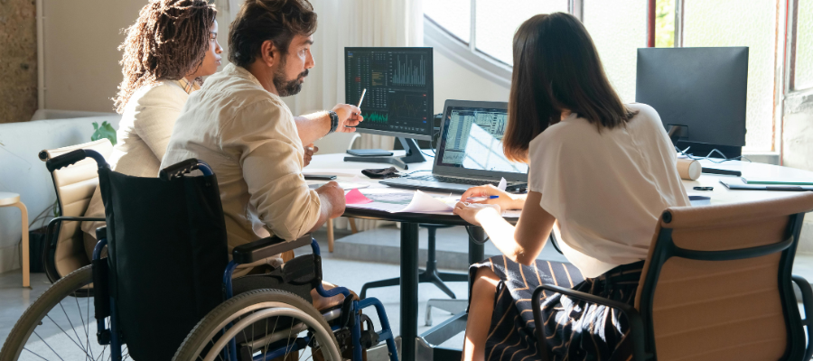 persone con disabilità in ufficio
