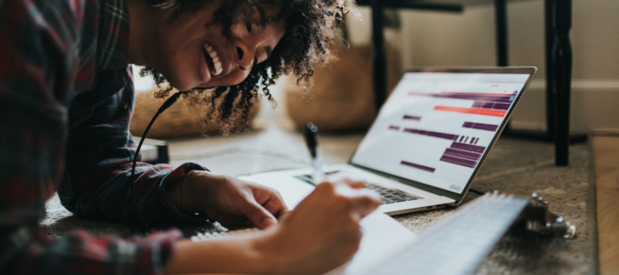 immagine di ragazza che scrive canzone