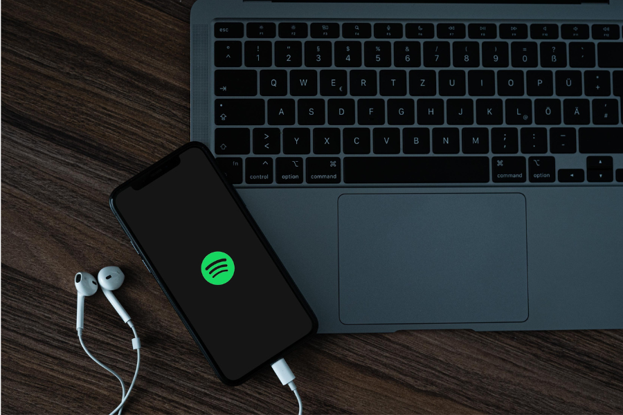 computer telefono con icona di Spotify