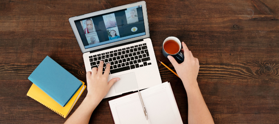 seguire un corso online, computer, scrivania
