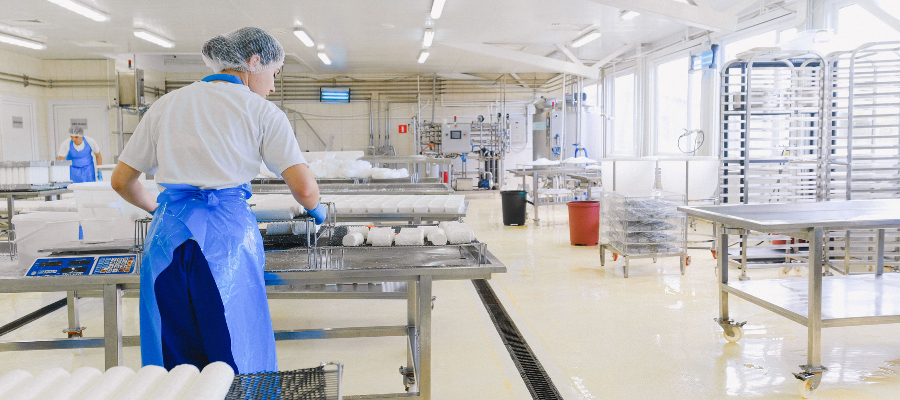 persona che lavora nella distribuzione alimentare