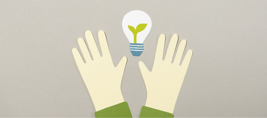 grafica mani con lampadina - innovazione sociale e sviluppo sostenibile