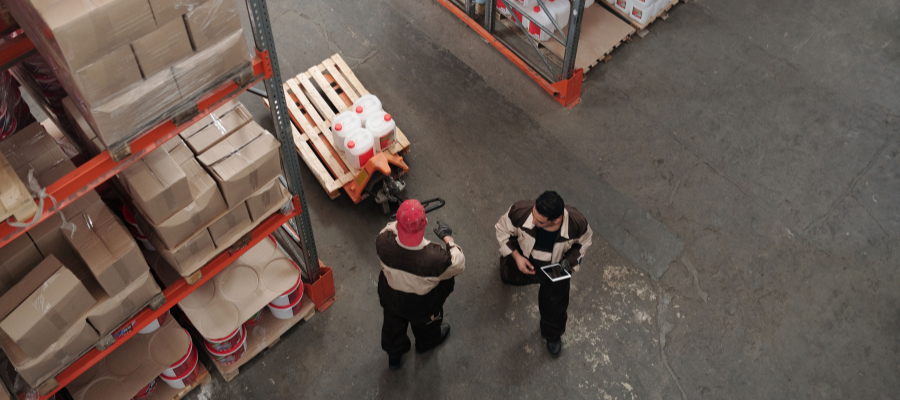 addetti che lavorano in magazzino