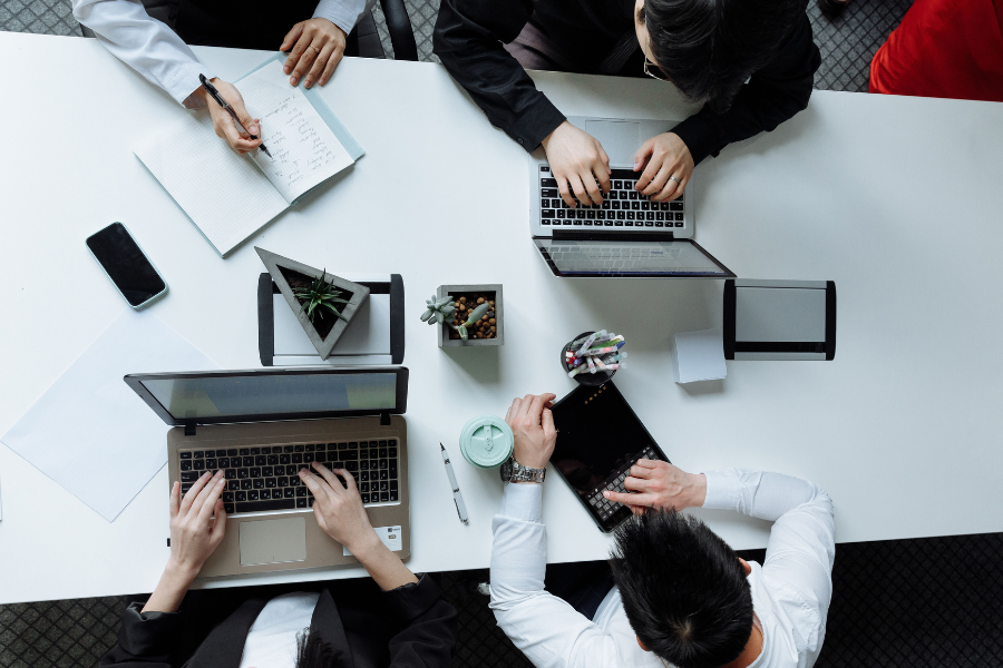 persone che lavorano al computer in ufficio