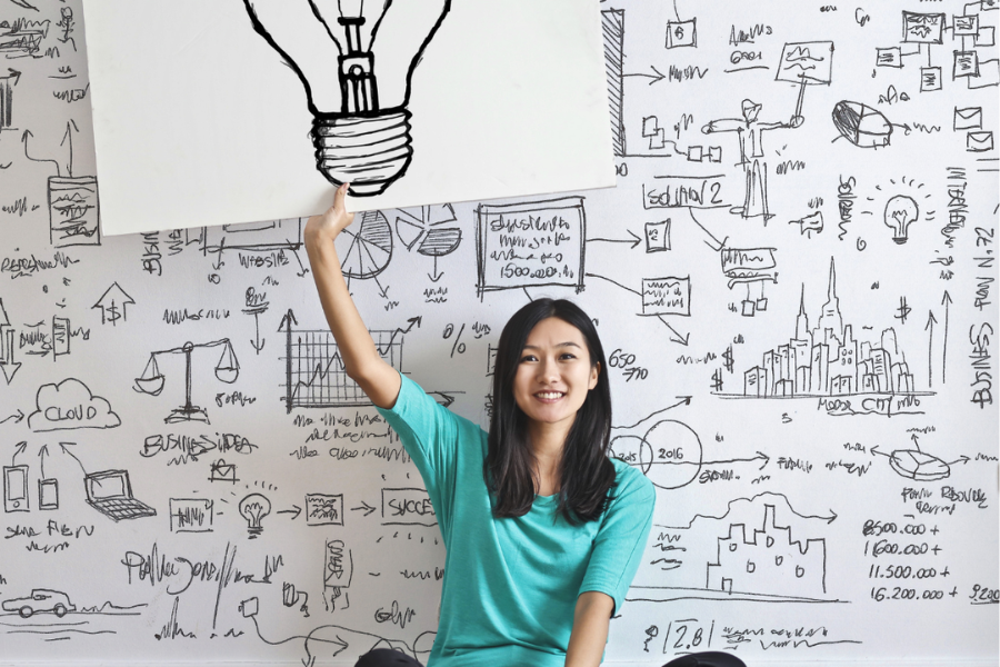 ragazza con lampadina