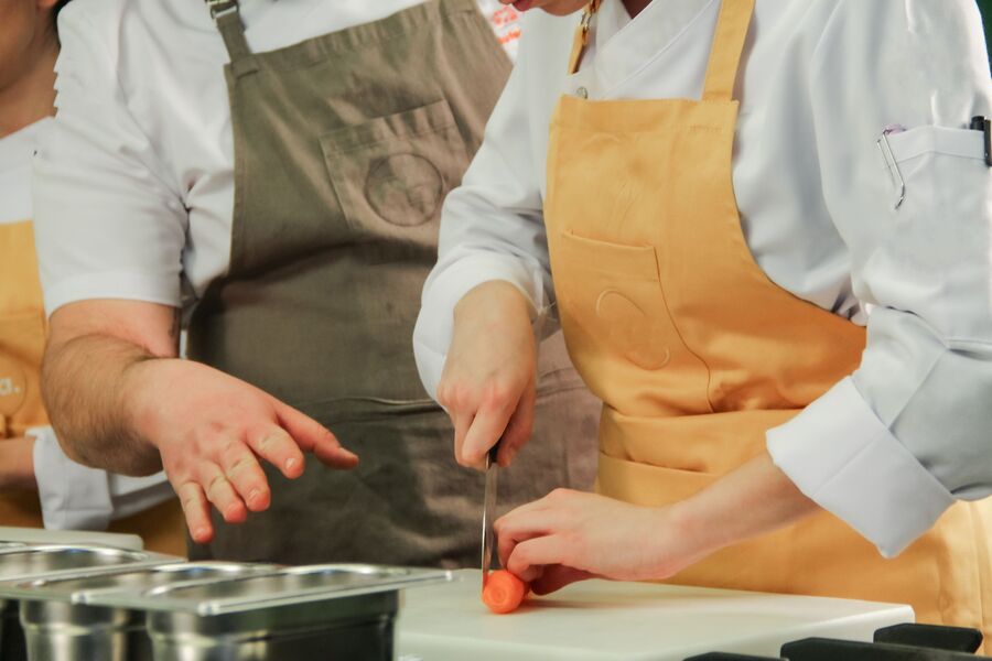 giovani in cucina