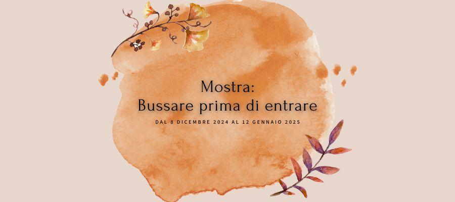 macchia con motivi floreali, scritta: "mostra: bussare prima di entrare"