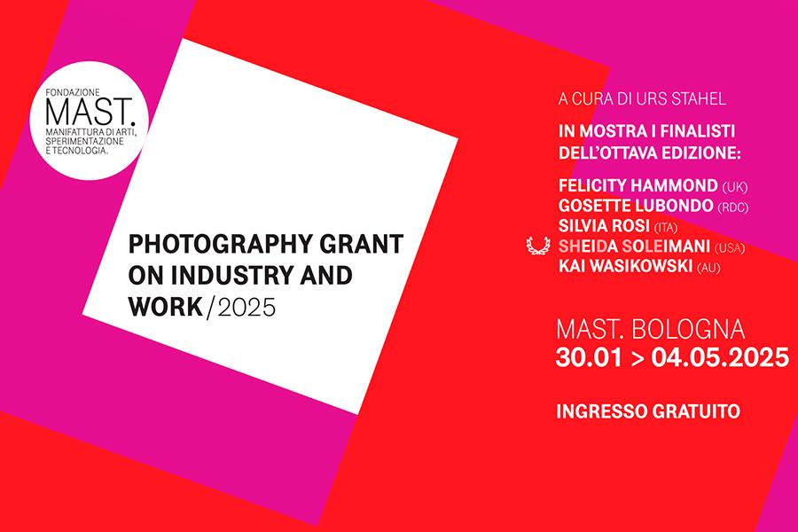 grafica vettoriale in rosso e porpora, con figure geometri e le informazioni sulla mostra