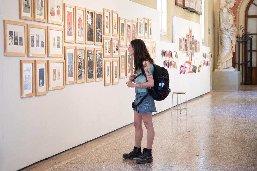 ragazza con quadri