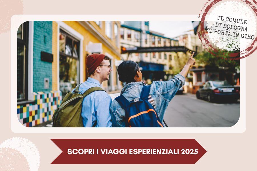 Giovani turisti con zaino in spalla