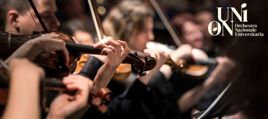 immagine dell'orchestra nazionale universitaria, persone che suonano strumenti ad arco