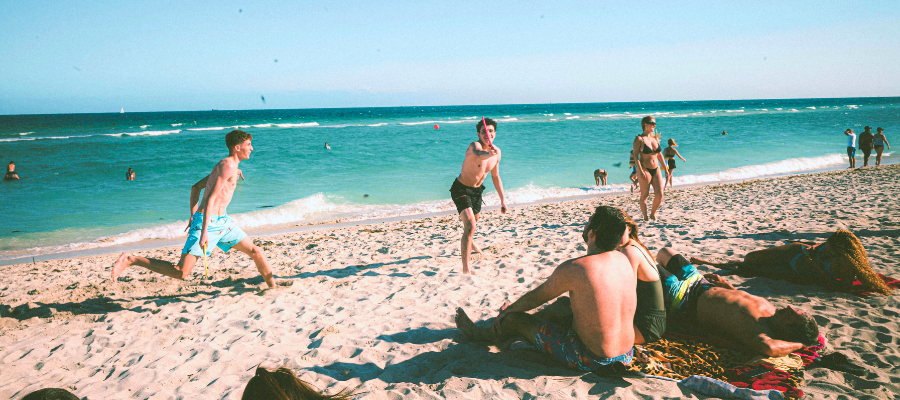ragazzi in spiaggia