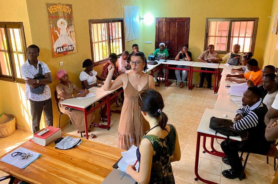 casa italiana in togo, lezione di italiano a giovani togolesi