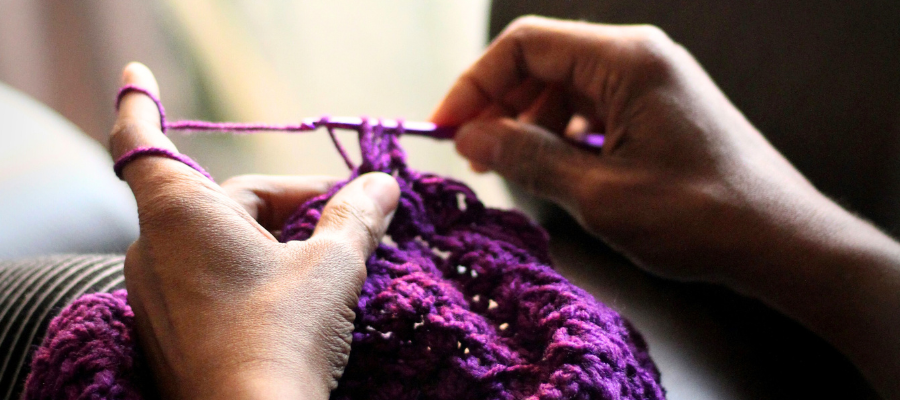 mani che lavorano a maglia