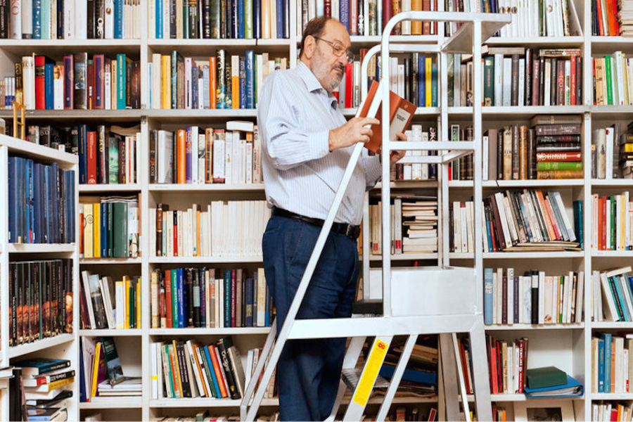 umberto eco nella sua biblioteca