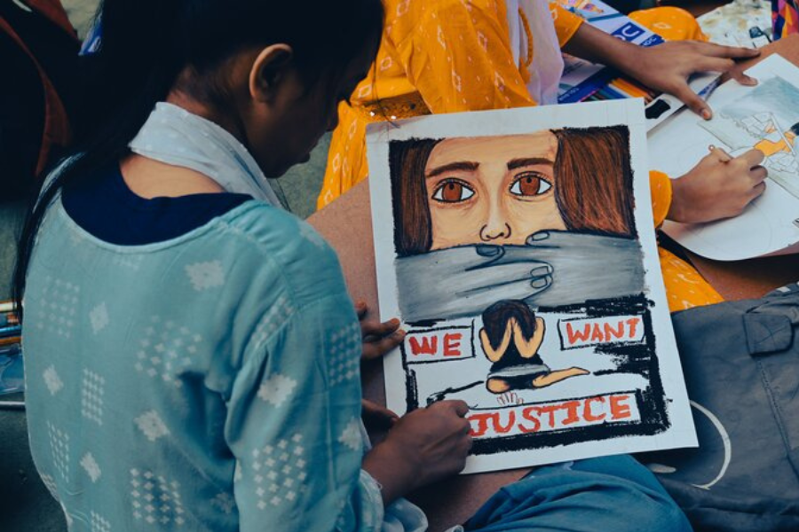 ragazza con poster "we want justice"