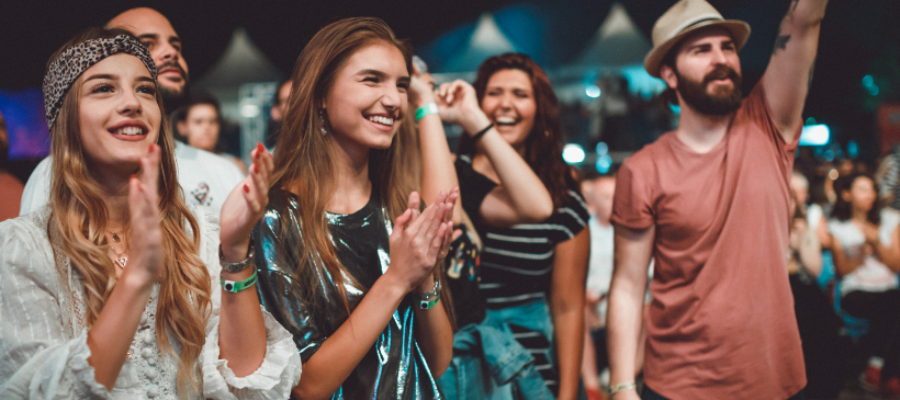 persone giovani a un festival