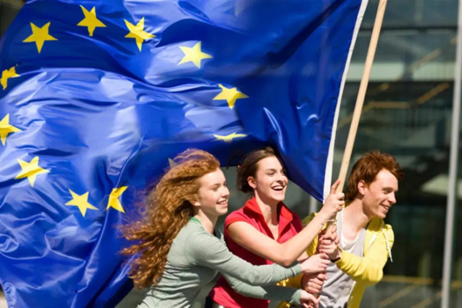 giovani con la bandiera europea