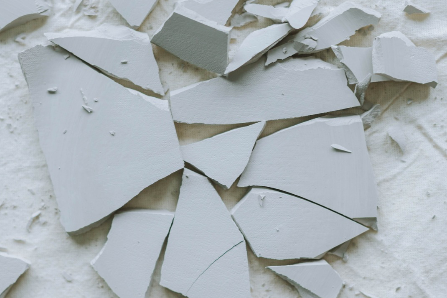 Frammenti di ceramica in composizione astratta