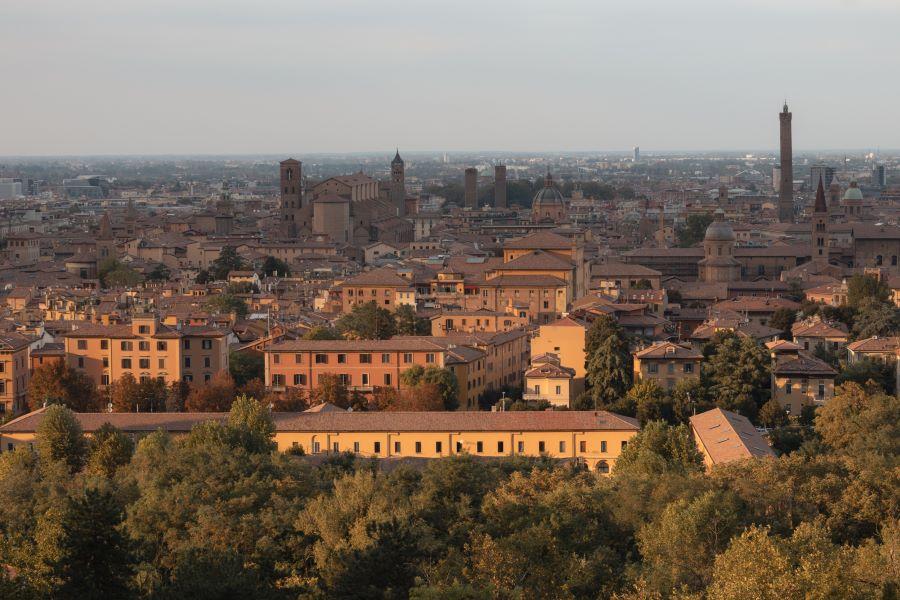 Una splendida veduta aerea di Bologna, in Italia, che mette in risalto l'architettura storica e le iconiche torri al crepuscolo.