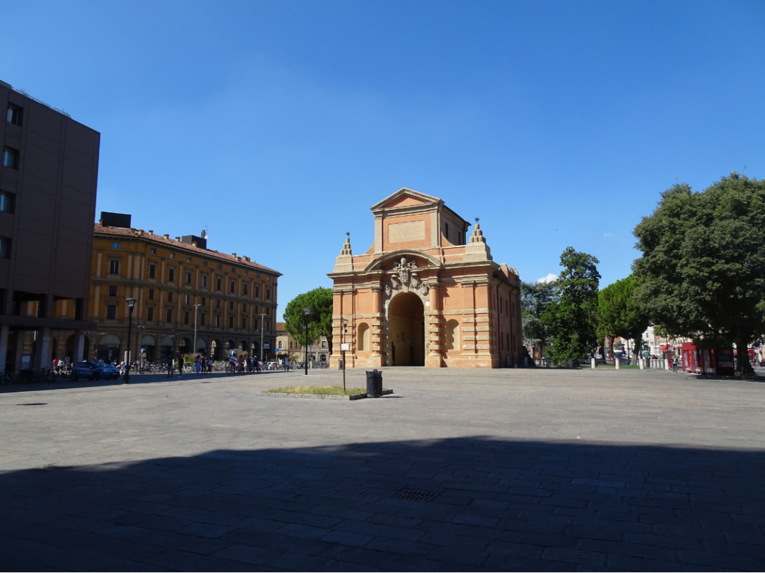 porta galliera a bologna in una giornata limpida