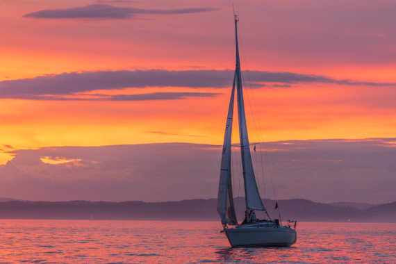 barca a vela con tramonto