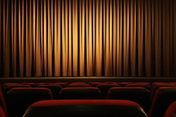 Foto di un teatro con poltroncine rosse
