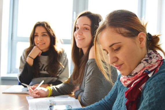 Foto di tre giovani che partecipano a un workshop