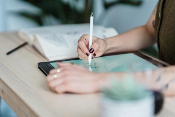 Ragazza che disegna su un tablet un progetto di grafica