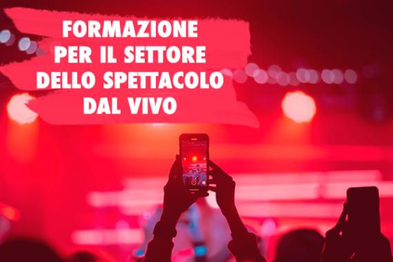 persone che riprendono uno spettacolo, colori sul rosso e rossa, scritta in alto a sinistra "formazione per il settore dello spettacolo dal vivo"