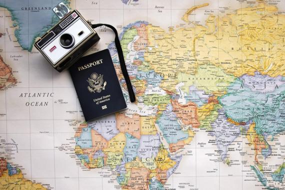 mappa con fotocamera e passaporto