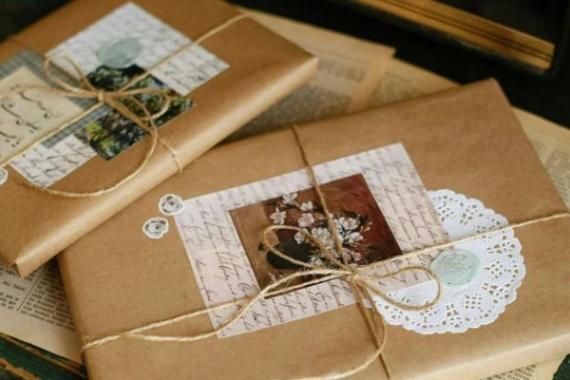 pacchetto di natale contenente libri 