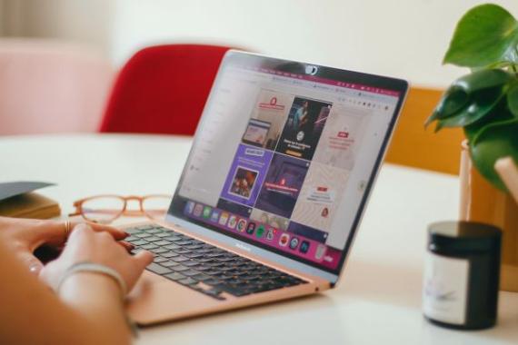 persona che usa i social media