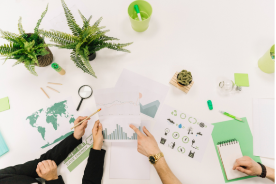 persone che lavorano ad un documento