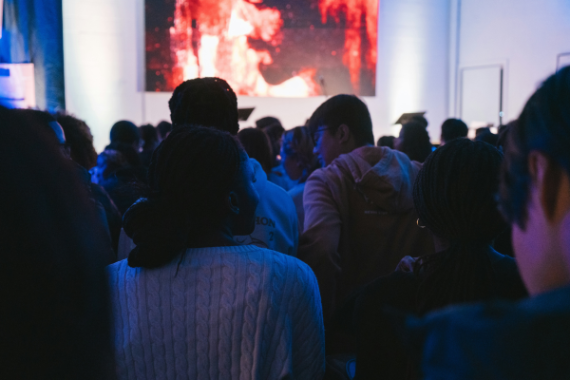 ragazzi ad una proiezione 