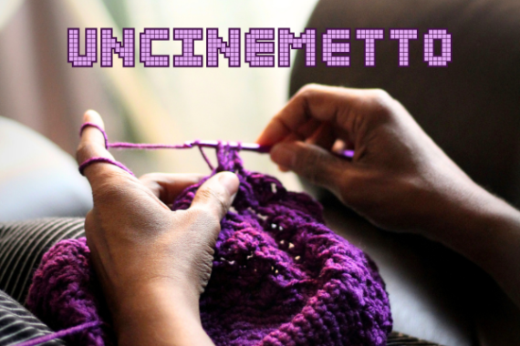 mani che lavorano a maglia