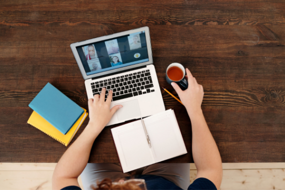 seguire un corso online, computer, scrivania