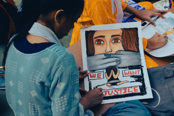 ragazza con poster "we want justice"