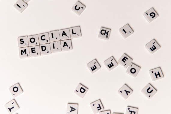tessere con scritto social media