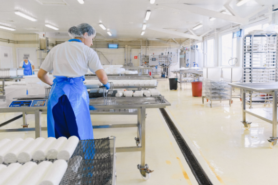 persona che lavora nella distribuzione alimentare