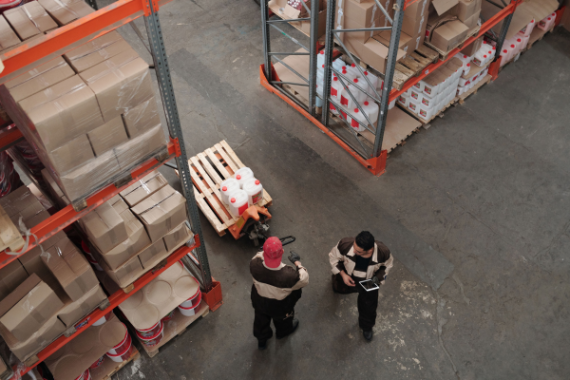 addetti che lavorano in magazzino