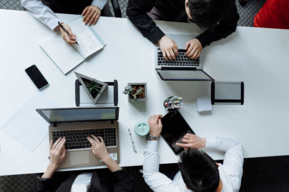 persone che lavorano al computer in ufficio