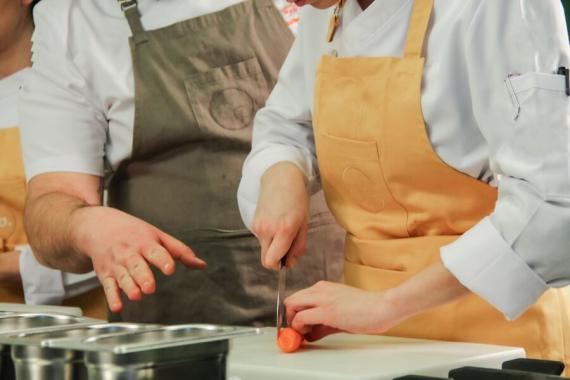 giovani in cucina